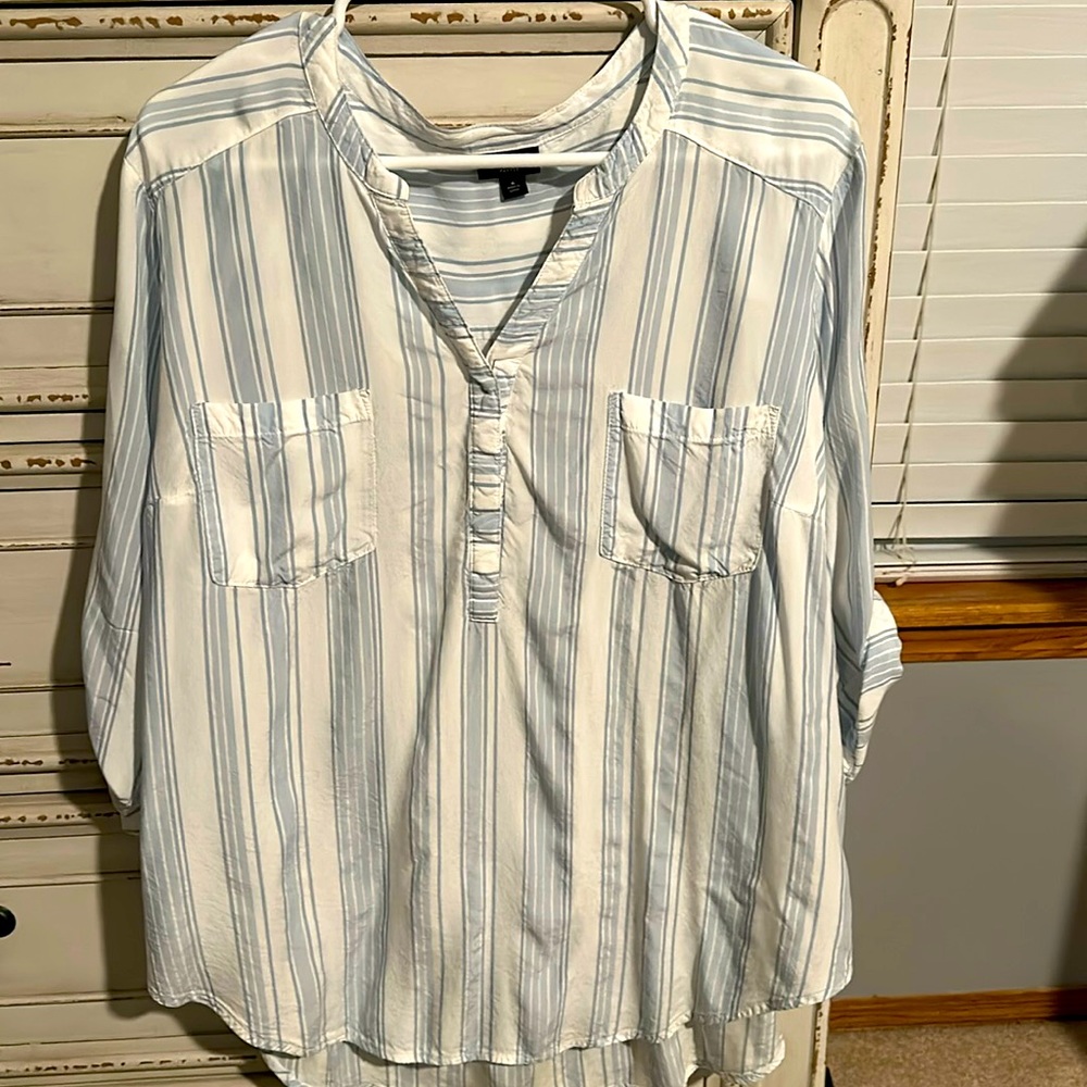 torrid women’s size 2 baby blue and white 3/4 sleeve Harper blouse